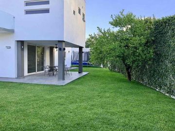 VENTA de Casa en la Col. Roma en Monterrey NL con alberca , terraza con asador y paneles solares .