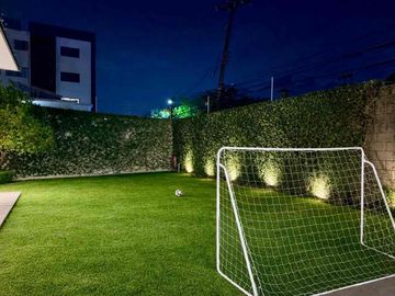 VENTA de Casa en la Col. Roma en Monterrey NL con alberca , terraza con asador y paneles solares .