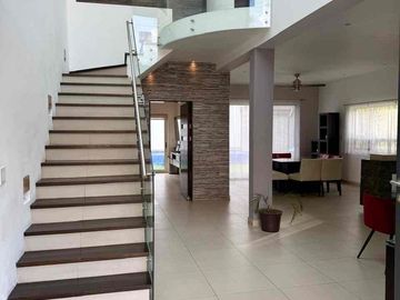 VENTA de Casa en la Col. Roma en Monterrey NL con alberca , terraza con asador y paneles solares .