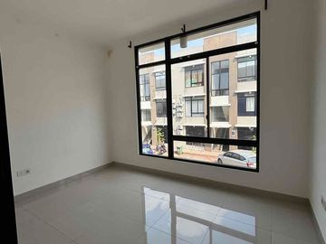 Dijual & disewakan Green Royal Condo House berada di Lantai 2 only !
 5 x 10 m2  Type 2 br luas 50 m2 ada 2 kt 1 km unfurnished cocok utk keluarga kecil, yang cari parkir luas, bosan tinggal di apartemen, ada club house!! Survey yuk!
