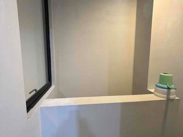 Dijual & disewakan Green Royal Condo House berada di Lantai 2 only !
 5 x 10 m2  Type 2 br luas 50 m2 ada 2 kt 1 km unfurnished cocok utk keluarga kecil, yang cari parkir luas, bosan tinggal di apartemen, ada club house!! Survey yuk!