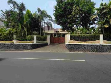 DIJUAL RUMAH MEWAH& ASRI di pinggir jalan raya Lebak bulus.
