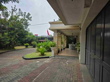 DIJUAL RUMAH MEWAH& ASRI di pinggir jalan raya Lebak bulus.