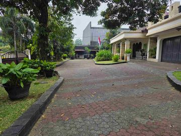DIJUAL RUMAH MEWAH& ASRI di pinggir jalan raya Lebak bulus.