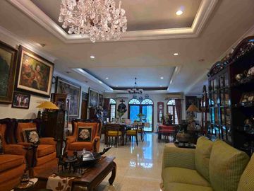 DIJUAL RUMAH MEWAH& ASRI di pinggir jalan raya Lebak bulus.