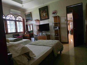 DIJUAL RUMAH MEWAH& ASRI di pinggir jalan raya Lebak bulus.