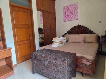 DIJUAL RUMAH MEWAH& ASRI di pinggir jalan raya Lebak bulus.