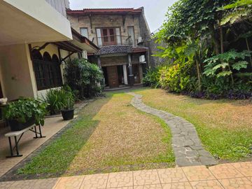 DIJUAL RUMAH MEWAH& ASRI di pinggir jalan raya Lebak bulus.
