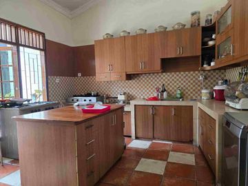 DIJUAL RUMAH MEWAH& ASRI di pinggir jalan raya Lebak bulus.