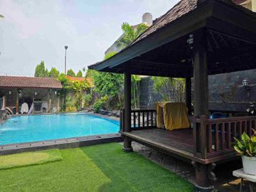 DIJUAL RUMAH MEWAH& ASRI di pinggir jalan raya Lebak bulus.