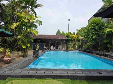 DIJUAL RUMAH MEWAH& ASRI di pinggir jalan raya Lebak bulus.