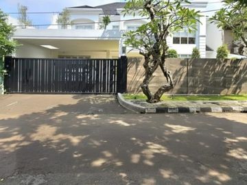RUMAH MEWAH KONSEP MODERN DENGAN PRIVATE POOL DALAM CLUSTER EKSKLUSIF BINTARO SEKTOR 7