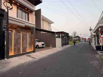 RUMAH MEWAH 2 LANTAI TROPIS KONTEMPORER MODERN DI PURWOMARTANI SLEMAN DEKAT KAMPUS UKRIM