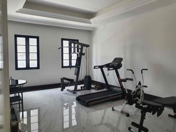 dijual rumah mewah 2 lantai bangunan baru ,design elegan dan full Furnish lokasi dekat bandara
