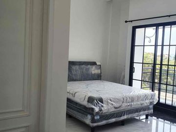 dijual rumah mewah 2 lantai bangunan baru ,design elegan dan full Furnish lokasi dekat bandara