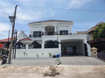 dijual rumah mewah 2 lantai bangunan baru ,design elegan dan full Furnish lokasi dekat bandara
