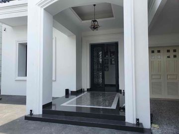 dijual rumah mewah 2 lantai bangunan baru ,design elegan dan full Furnish lokasi dekat bandara