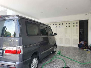 dijual rumah mewah 2 lantai bangunan baru ,design elegan dan full Furnish lokasi dekat bandara
