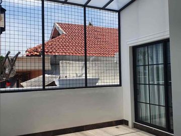 dijual rumah mewah 2 lantai bangunan baru ,design elegan dan full Furnish lokasi dekat bandara