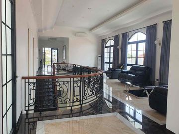 dijual rumah mewah 2 lantai bangunan baru ,design elegan dan full Furnish lokasi dekat bandara