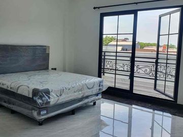 dijual rumah mewah 2 lantai bangunan baru ,design elegan dan full Furnish lokasi dekat bandara