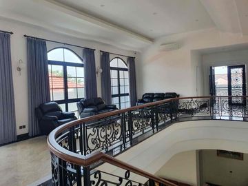 dijual rumah mewah 2 lantai bangunan baru ,design elegan dan full Furnish lokasi dekat bandara
