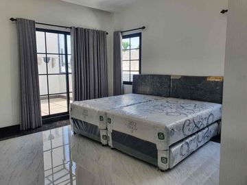 dijual rumah mewah 2 lantai bangunan baru ,design elegan dan full Furnish lokasi dekat bandara
