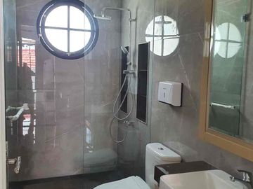 dijual rumah mewah 2 lantai bangunan baru ,design elegan dan full Furnish lokasi dekat bandara