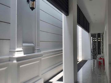 dijual rumah mewah 2 lantai bangunan baru ,design elegan dan full Furnish lokasi dekat bandara