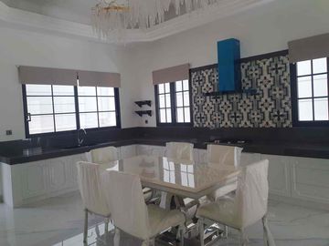 dijual rumah mewah 2 lantai bangunan baru ,design elegan dan full Furnish lokasi dekat bandara