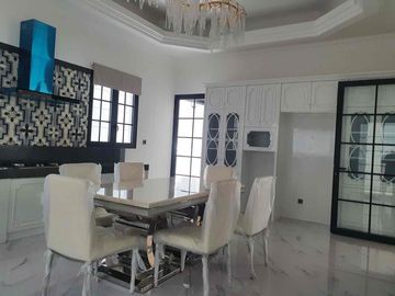 dijual rumah mewah 2 lantai bangunan baru ,design elegan dan full Furnish lokasi dekat bandara