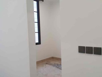dijual rumah mewah 2 lantai bangunan baru ,design elegan dan full Furnish lokasi dekat bandara