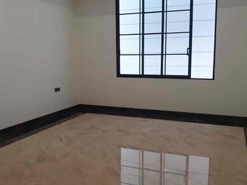 dijual rumah mewah 2 lantai bangunan baru ,design elegan dan full Furnish lokasi dekat bandara