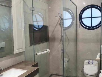 dijual rumah mewah 2 lantai bangunan baru ,design elegan dan full Furnish lokasi dekat bandara