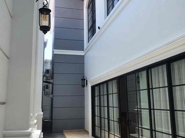 dijual rumah mewah 2 lantai bangunan baru ,design elegan dan full Furnish lokasi dekat bandara