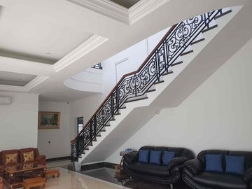 dijual rumah mewah 2 lantai bangunan baru ,design elegan dan full Furnish lokasi dekat bandara