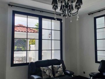 dijual rumah mewah 2 lantai bangunan baru ,design elegan dan full Furnish lokasi dekat bandara