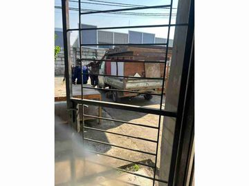 DISEWAKAN: Gudang Strategis di Kamal Business Center – Akses Container