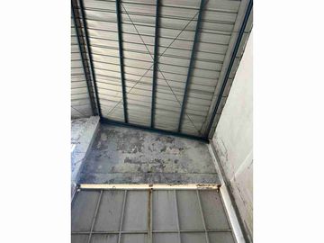 DISEWAKAN: Gudang Strategis di Kamal Business Center – Akses Container