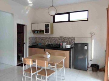 Kontrakan Rumah Cantik 2lt Include Furnished Dekat Jalan Raya