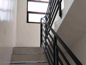 Kontrakan Rumah Cantik 2lt Include Furnished Dekat Jalan Raya