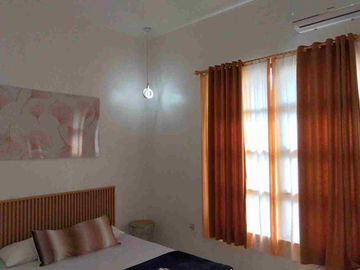 Kontrakan Rumah Cantik 2lt Include Furnished Dekat Jalan Raya