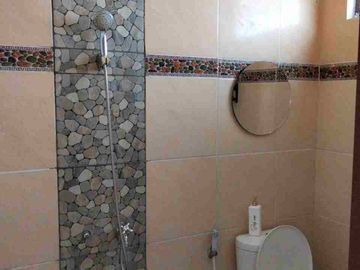 Kontrakan Rumah Cantik 2lt Include Furnished Dekat Jalan Raya