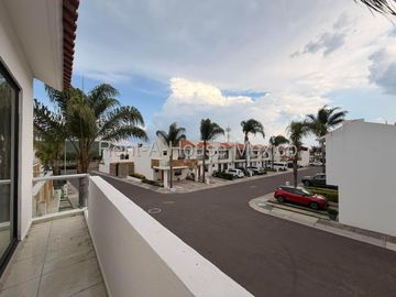 Casa en Renta en Valle de Juriquilla | 3 Recámaras | Alberca | Seguridad 24/7 / DG