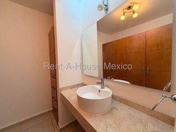 Casa en Renta en Valle de Juriquilla | 3 Recámaras | Alberca | Seguridad 24/7 / DG