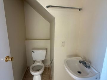 SE RENTA BONITA CASA EN PRIVADA DE 2 NIVELES