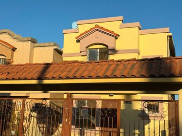 SE RENTA BONITA CASA EN PRIVADA DE 2 NIVELES