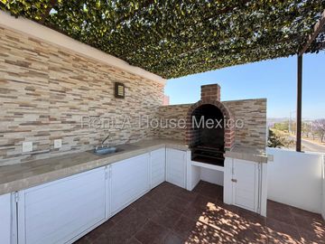 Casa de Autor en Renta en El Mirador | 3 Recámaras + Estudio | Roof con Jacuzzi | Vista a la Cañada / DG