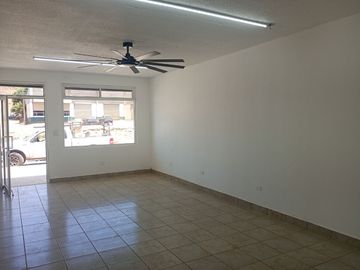 Local Comercial en Renta Maneadero Planta Baja - Plaza Alemur