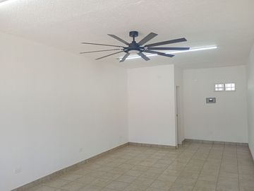 Local Comercial en Renta Maneadero Planta Baja - Plaza Alemur